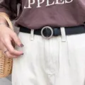 Zwarte smalle lederen riem met ronde metalen gesp, minimalistisch damesaccessoire. - Ronde Gesp / Zwart