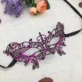 Detalle de máscara de encaje morado, hermoso diseño de mariposa para fiestas de disfraces. - Talla única / Púrpura