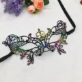 Kleurrijk kanten masquerade masker met mooi vlinderontwerp en zwart lint voor Halloween feest. - Eén maat / Regenboog