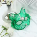 Maschera da gatto in pizzo verde, maschera di carnevale mezza faccia con perle, strass e fiori. - Maschera Catwoman Verde (Strass Petalo)