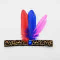 Luipaardprint haarband met gekleurde veren en blauwe strass, perfect voor feestjes en events. - Luipaard Haarband - Stijl D