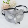 Silberne Maskenball Maske mit schwarzen Bändern, ideal für Halloween, Partys und Venedig Feste. - Spritzlackiert Schmetterling-Silber