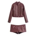Ensemble veste et short en similicuir bordeaux, orné de boutons métalliques et de nœuds. - XS / Haut et Pantalon / Bordeaux