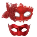 Dettaglio maschera veneziana rossa in pizzo, farfalla glitter e mezza maschera metallica per festa. - Set di maschere in composito PVC - rosso