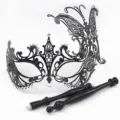 Primer plano detalle de la máscara veneciana de metal negro con diamantes y asas. - Estilo Negro Fénix Mariposa (2)