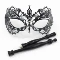 Gedetailleerde close-up van zwart metalen maskers met strass-stenen en afneembare handgrepen. - Hollow Fenix Zwarte Stijl (6)