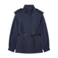 Dettaglio cappotto collo alto blu scuro, cintura elegante e design spalla da donna. - Taglia S / Blu navy