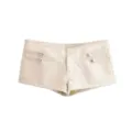 Vue détaillée de shorts en similicuir beige élégants pour femmes avec boutons décoratifs. - XS / Bas / Beige