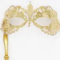 Close-up detail van het luxe gouden opengewerkte Venetiaanse masker met sprankelende strass. - Venetiaanse Fenix Gouden Stijl (15)