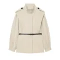 Dettaglio della giacca beige da donna colletto spalla e cintura design moda elegante - Taglia S / Bianco Naturale