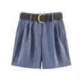 Vista detallada de short azul de talle alto plisado con cinturón tejido y hebilla elegante. - Azul Medio
