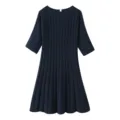 Nahaufnahme der Rippstrick-Textur und des Halsausschnitts dieses dunkelblauen Strickkleids. - S / Kleider / Marineblau