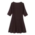 Dunkelbraunes Kurzarm Rippstrick Kleid Detail, zeigt vertikale Textur und ausgestellten Saum. - Kaffeebraun