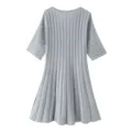 Graues Rippstrickkleid mit kurzen Ärmeln, Rundhalsausschnitt und figurschmeichelnder Passform. - S / Kleider / Hellgrau