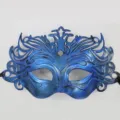 Masque de mascarade demi-visage rétro bleu avec design filigrane complexe pour accessoires de fête. - Couronne Intégrée / Bleu Vintage