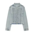 Detailansicht der stylischen Jeansjacke mit Stehkragen und eleganten Metallknöpfen verziert. - XS / Hellblau