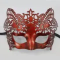 Masque de bal venitien rouge vintage demi-visage avec design argente creux pour fetes et Halloween. - Aigle Asiatique / Cuivre Rétro
