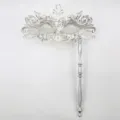 Máscara de mascarada veneciana plateada con mango diamantes de imitación accesorio de fiesta - Máscara de cola de fénix de mano - Plateado y blanco