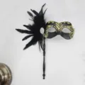 Maschera di carnevale nera con piume e strass su bastone per festa e ballo in costume - Maschera Portatile Brillantini Oro Nero (8)