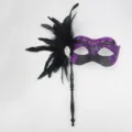 Maschera da ballo in nero con brillantini viola, piume eleganti e manico per feste ed eventi. - Maschera Portatile Brillantini Viola Nero (5)