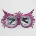 Vue détaillée du masque de fête en dentelle avec motif ajouré violet et argenté. - Style Dégradé Violet Rouge Argent (4)