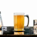 Klares Glas Bierkrug mit Henkel, vertikales Streifendesign, 500ml großes Fassungsvermögen. - M / Bierkrug / Transparent
