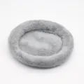 Dettaglio del nido per criceti in morbido peluche grigio, comodo lettino per piccoli animali. - Grigio