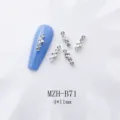 Detailaufnahme von japanischen Legierungs-Nagelstrasssteinen mit klaren quadratischen Steinen für DIY. - Linearer Strass Stil (B71) / 10er Pack