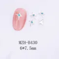 Detailansicht glänzender Stern-Nagelkunst-Charms mit blauen Strasssteinen, 6x7,5mm Zubehör. - Sternenstrahl Legierung Charm (B430)