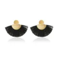 Élégantes boucles d'oreilles pompons éventail noires avec pièces dorées style rétro. - Noir
