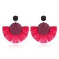 Boucles d'oreilles pendantes éventail à franges rouges ornées de strass étincelants. - Rose rouge