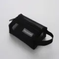 Pochette en filet de nylon noir, trousse de toilette carrée minimaliste avec fermeture éclair. - Petit Carré Noir