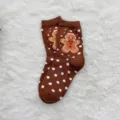 Bruine kerstsokken met peperkoekmannetje en witte stippen, gezellige winterkatoen. - Peperkoekmannetje