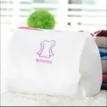 Vue détaillée du sac à linge en maille épaisse brodé japonais avec fermeture éclair rose. - Sac à linge pour manches longues