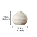 Détail de vase en céramique blanche nordique avec texture perlée et dimensions précises. - Vase à anneaux pointillés - Petit