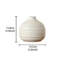 Vue détaillée d'un vase en céramique blanche avec motif perlé texturé pour décoration intérieure. - Vase anneau à pois - moyen
