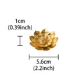 Vista detallada del quemador de incienso de metal dorado con diseño floral elegante - Soporte de incienso de loto metálico - Mediano