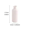 Vue rapprochée d'un vase en céramique blanche montrant sa texture et ses dimensions. - Vase en biscuit mat à motif en creux - Petit