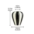 Vase en céramique noir et blanc minimaliste nordique gros plan surface rayée lisse. - S