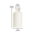 Detailansicht der minimalistischen weißen Keramikvase, elegante strukturierte Tischdekoration. - Mattierte Biskuitporzellan-Vase mit Prägung - Groß