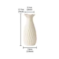 Minimalistische weiße Keramikvase mit geriffeltem Rand und eleganter Wellenstruktur. - Geriffelte Vase mit Lotusblattrand - Klein