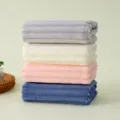 Vue detaillee de serviettes rayees en polaire douce, empilees proprement avec texture pelucheuse. - Bordure florale / Serviette 30*60cm / Milky blanc