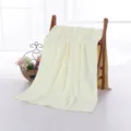 Morbido telo bagno in microfibra gialla con grazioso motivo di orsetto in rilievo, asciugamano mare. - 150g 70*140cm / Giallo chiaro