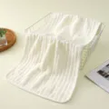 Witte gestreepte koraalfleece handdoek, zacht en absorberend voor dagelijks thuisgebruik. - Randafwerking / Handdoek 30*60cm / Melkwit