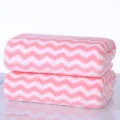 Toalla de terciopelo coral rosa y blanco con patrón de cheurón, suave y absorbente para baño - Rosa
