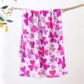 Koraalvleece klaver bedrukte badhanddoek, roze zachte absorberende strandlaken variant. - Paarse Bladvorm