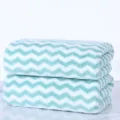 Suave y absorbente toalla de vellón coral con patrón de chevrón verde menta para uso diario. - Verde