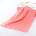 Toalla facial de forro polar coral rosa con bordes ondulados, ideal para el uso diario en el baño. - 35*75cm / Rosa