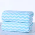 Variante de toalla de felpa de coral con chevron azul y blanco, suave y absorbente para el baño diario. - Azul
