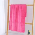 Weiches Mikrofaserhandtuch in Pink, hochabsorbierend und fusselfrei für vielseitige Nutzung. - Dunkelrosa